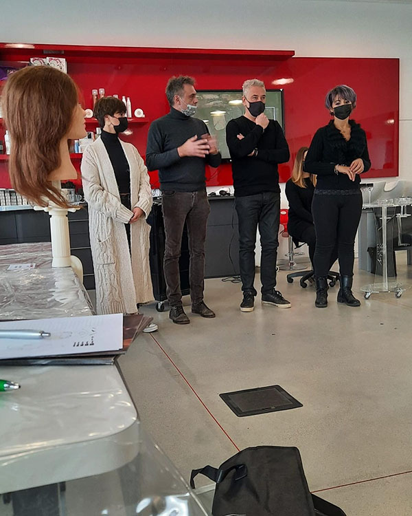 Taglio e piega capelli donna - Durante un corso di aggiornamento